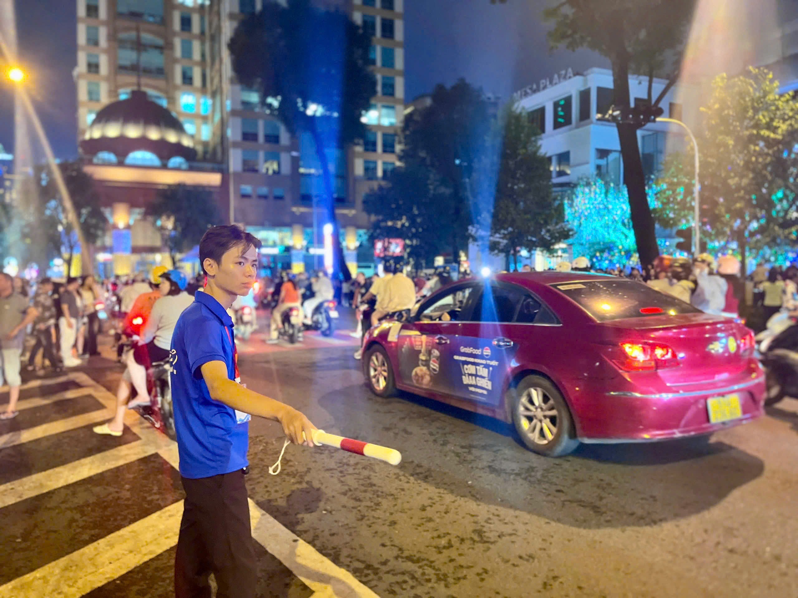 Đoàn viên thanh niên Phường Sài Gòn đã ra quân hỗ trợ phân luồng, hướng dẫn người dân tại khu vực Nhà thờ Đức Bà.