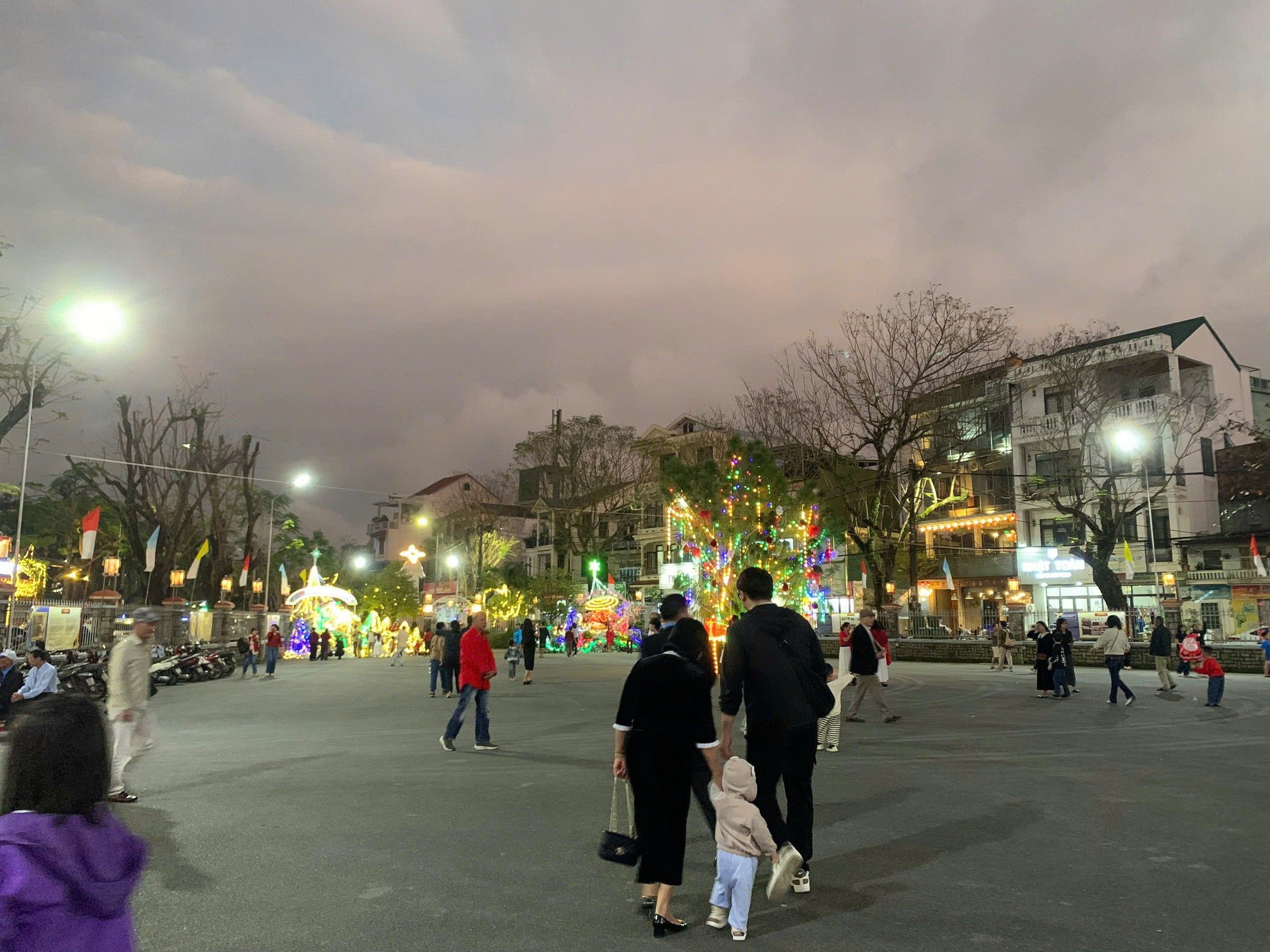 Người dân cả nước đổ ra đường đón Giáng sinh - 37