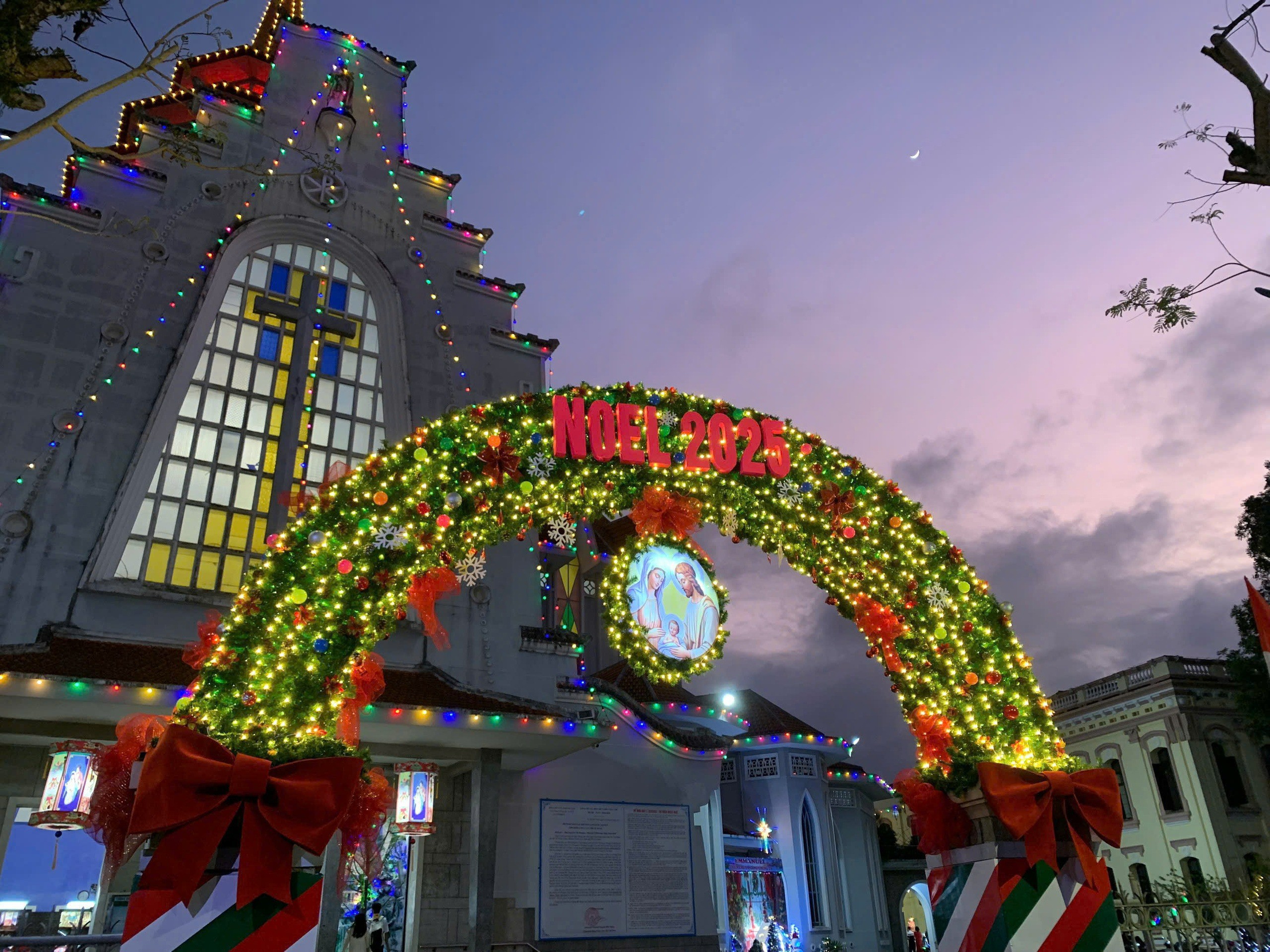 Người dân cả nước đổ ra đường đón Giáng sinh - 38