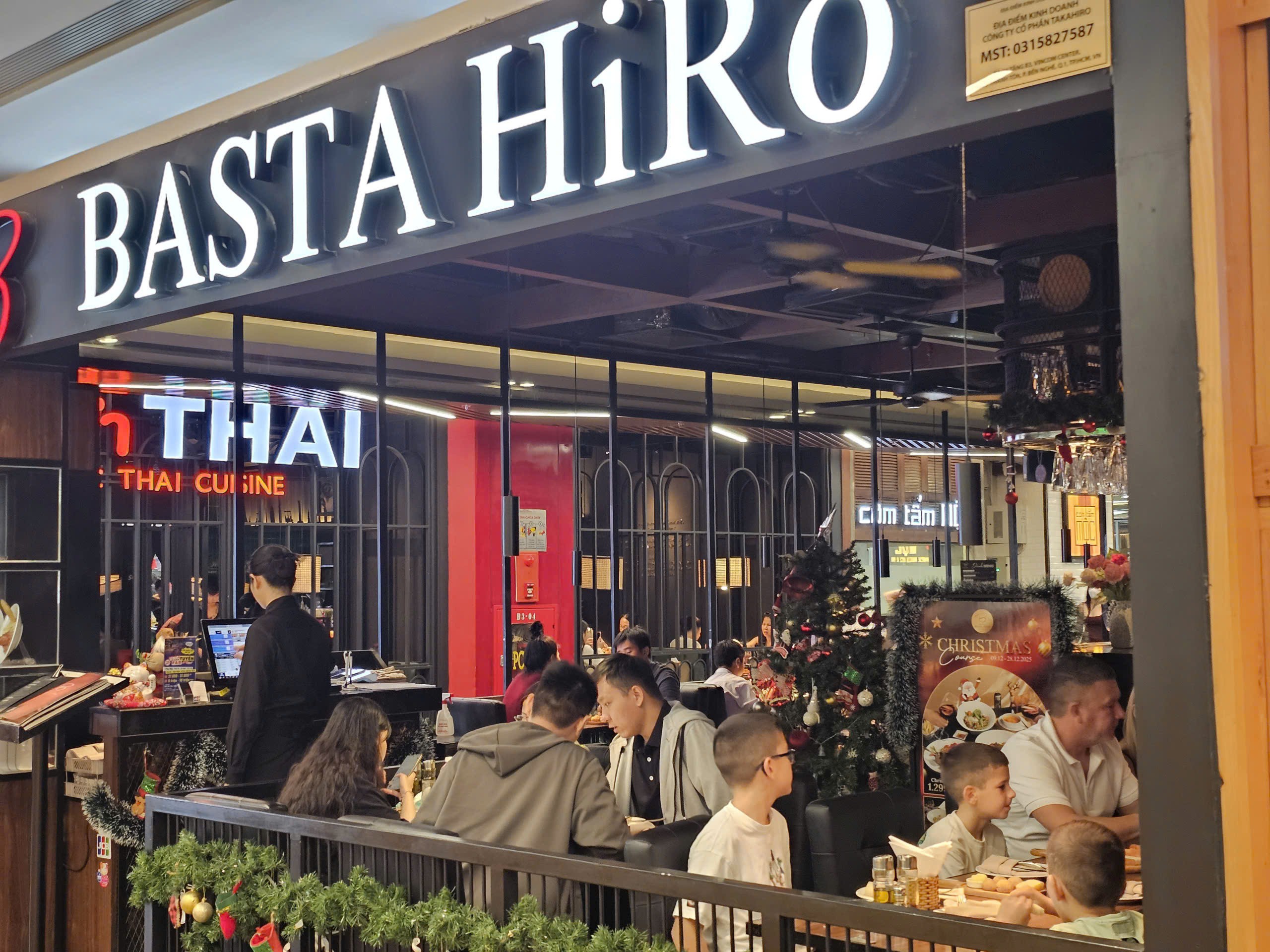 Các cửa hàng ăn uống tại Vincom Đồng Khởi đông đúc dịp lễ Giáng sinh