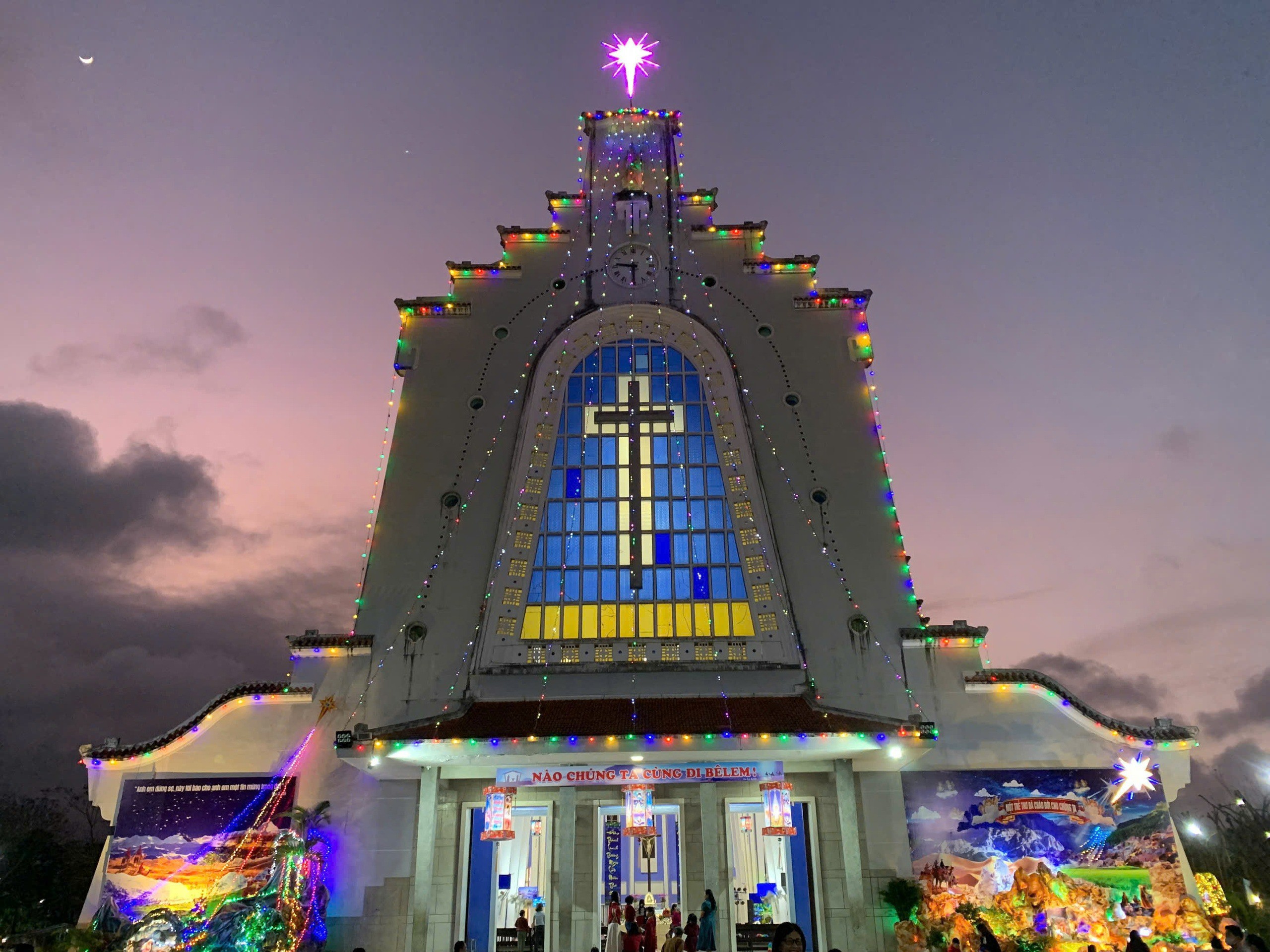 Người dân cả nước đổ ra đường đón Giáng sinh - 39