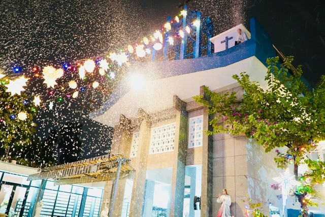 Người dân cả nước đổ ra đường đón Giáng sinh - 15