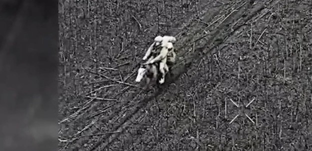 Hình ảnh một kỵ binh Nga tấn công mục tiêu Ukraine nhưng không rõ địa điểm. Ảnh chụp màn hình từ video của Lữ đoàn 92/Facebook.