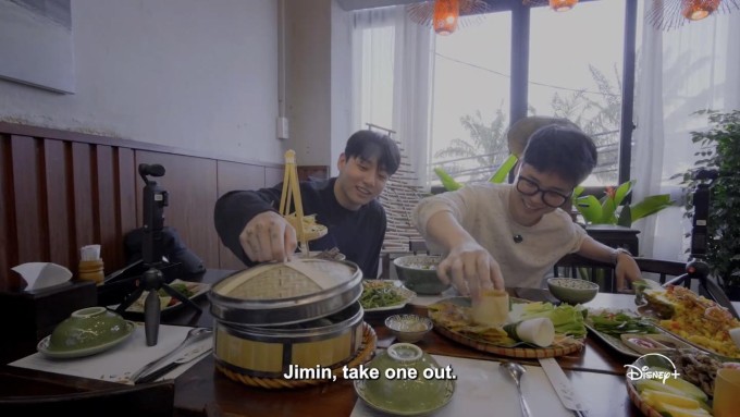 Jimin, Jungkook gọi bàn đồ ăn đầy ắp. Ảnh: Disney+