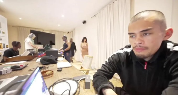 Vợ Kanye West 'khỏa thân' tới buổi livestream