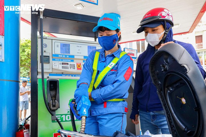 Giá xăng dầu trong nước ngày mai dự báo giảm. (Ảnh minh họa: Minh Đức).