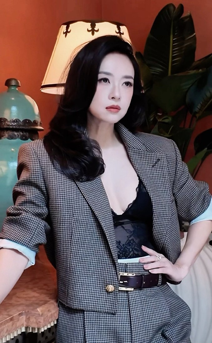 Gu thời trang 'nữ tổng tài' giúp Chương Tử Di ghi điểm tại sự kiện.