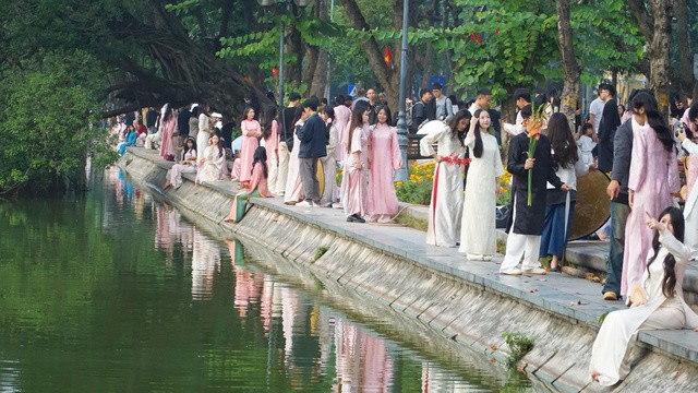 Hồ Gươm phủ kín sắc xuân (Ảnh: Nhật Anh).