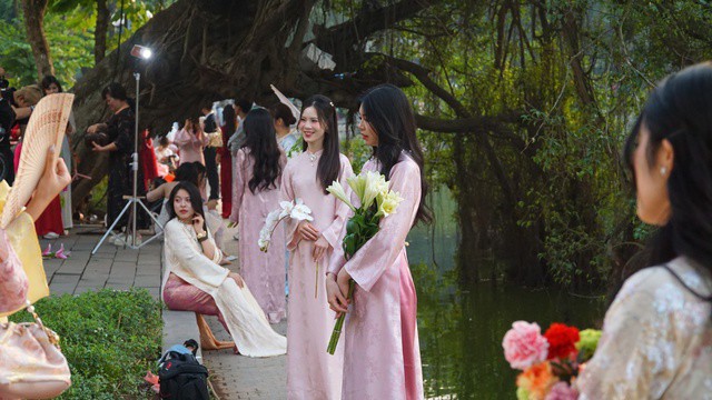 Mùa xuân đến sớm trong sắc áo dài (Ảnh: Nhật Anh).