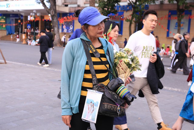 Thợ ảnh tự do trên phố đi bộ (Ảnh: Nhật Anh)