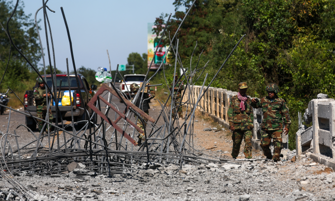 Quân nhân kiểm tra cây cầu bị hư hại sau đợt không kích của Thái Lan tại tỉnh Oddar Meanchey, Campuchia hôm 20/12. Ảnh: AFP