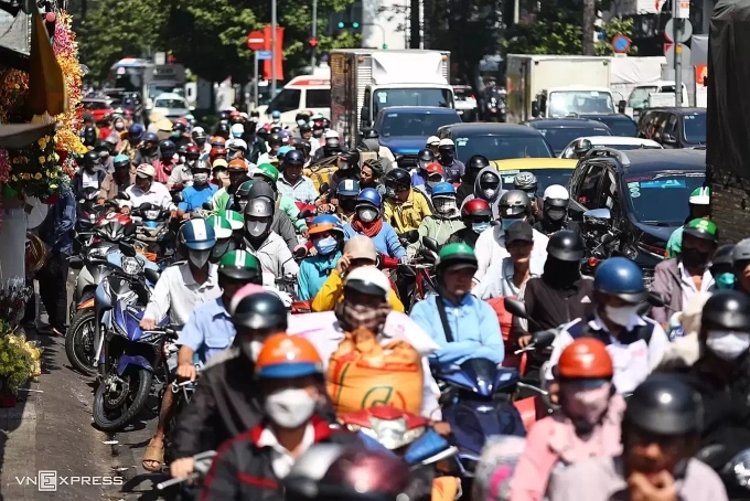 Ôtô, xe máy ùn ứ trên đường Châu Văn Liêm, quận 5 (cũ), đầu năm 2025. Ảnh: Quỳnh Trần
