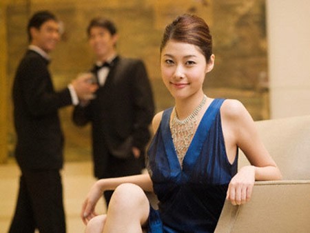 Chọn trang sức ưu tiên các món khi đeo khiến bạn thấy đẹp, thoải mái và thu hút ánh nhìn. Ảnh internet.