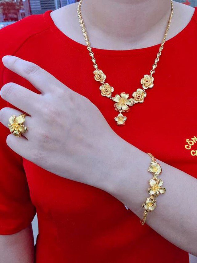 Trang sức Noel và lễ tết tập trung vào sự lấp lánh, màu sắc lễ hội, biểu tượng may mắn... tôn lên vẻ ngoài rạng rỡ, sang trọng. Ảnh internet.