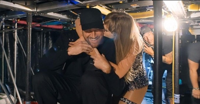 Travis Kelce đến thăm bạn gái trong một đêm lưu diễn. Ảnh: Disney+