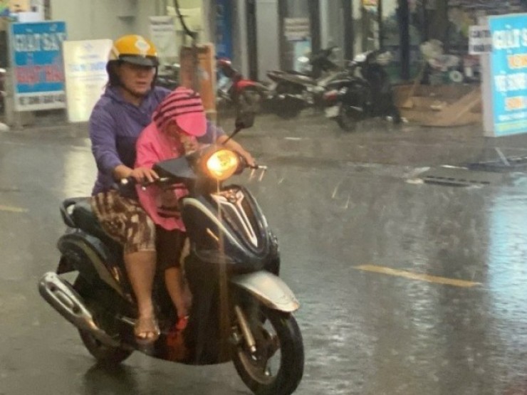 TPHCM mưa trắng trời trước lễ Giáng sinh, cơ quan khí tượng cảnh báo khẩn