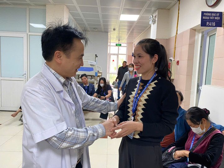 TS Trung luôn lan tỏa nguồn năng lượng tích cực tới bệnh nhân, người nhà bệnh nhân.