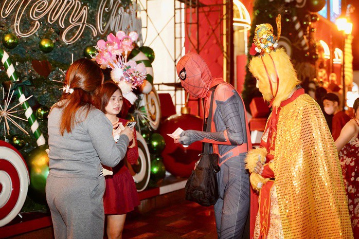 Người dân cả nước đổ ra đường đón Giáng sinh - 44