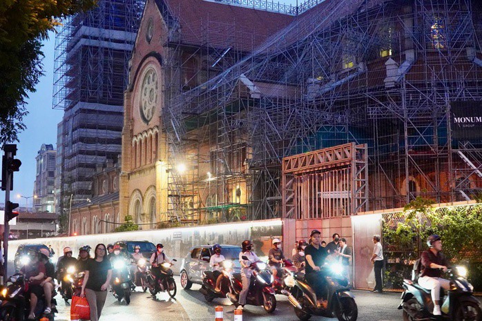 Khu vực Nhà thờ Đức Bà bắt đầu nhộn nhịp