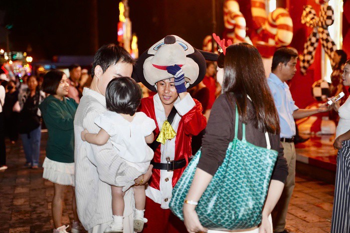 Người dân cả nước đổ ra đường đón Giáng sinh - 46