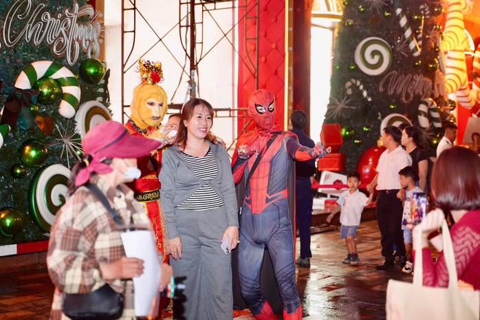 Người dân cả nước đổ ra đường đón Giáng sinh - 45