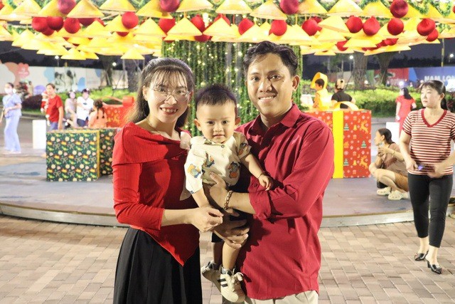 Người dân cả nước đổ ra đường đón Giáng sinh - 25