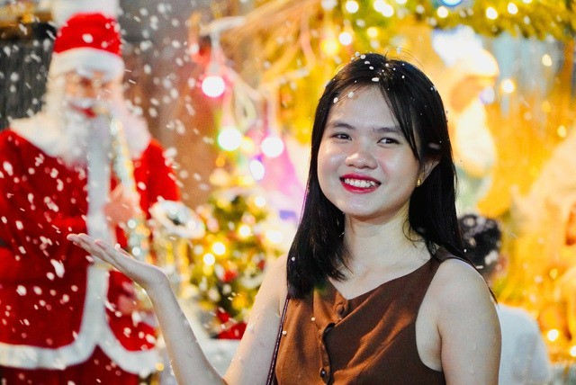 Nhiều người thích thú đón Noel tại Nhà thờ giáo xứ Đức mẹ vô nhiễm