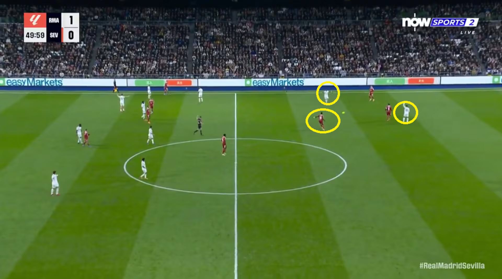 Vinicius và Mbappe đang bận phản đối điều gì đó (hay đang cãi nhau?) trong lúc các cầu thủ Sevilla chuyền cho nhau để lên bóng