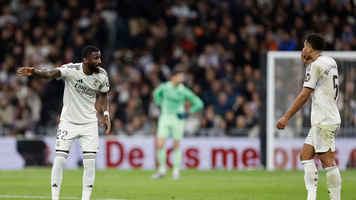 Các cầu thủ Real Madrid có vẻ bận cãi nhau nhiều hơn là đá cho tử tế