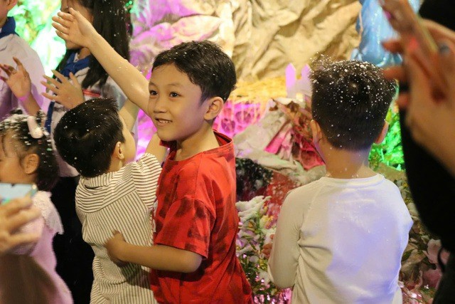 Người dân cả nước đổ ra đường đón Giáng sinh - 22