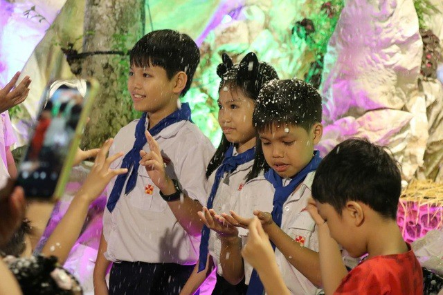 Trẻ em thích thú với tuyết Giáng sinh tại Giáo xứ Tân Đức (phường Phước Long)