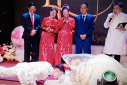 Clip chú rể bò rạp trên sân khấu để phân thắng thua với vợ hút 7 triệu lượt xem