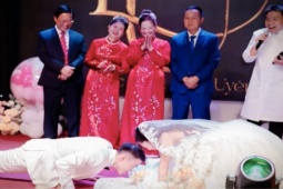 Clip chú rể bò rạp trên sân khấu để phân thắng thua với vợ hút 7 triệu lượt xem