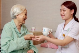 Thủ tướng yêu cầu phát triển mô hình chăm sóc người già 'sáng đón đi, tối đưa về'