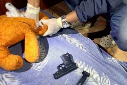 Cảnh sát dùng máy xúc đào bới hàng nghìn m2 tìm ma túy chôn dưới lòng đất