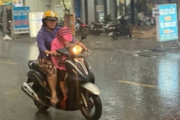 TPHCM mưa trắng trời trước lễ Giáng sinh, cơ quan khí tượng cảnh báo khẩn