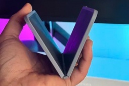 iPhone gập xuất hiện gây bất ngờ, khác biệt mọi đối thủ Android