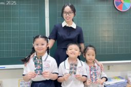 Cô giáo lớp 1 làm photobooth Noel ở lớp học, câu nói khiến người lớn chạnh lòng