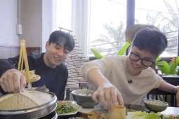 Jimin, Jungkook thưởng thức bánh xèo, mì Quảng