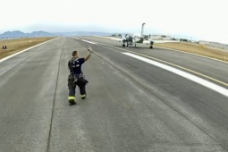 Lần đầu tiên trong lịch sử máy bay tự hạ cánh sau sự cố trên không