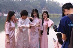Áo dài truyền thống 'gọi tết', dịch vụ chụp ảnh cuối năm vào mùa sôi động