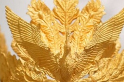 Cậu bé vô tình làm hỏng vương miện vàng trị giá hơn 7 tỷ đồng, chủ nhân không yêu cầu bồi thường