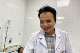 Khoảnh khắc sau ca mổ khó của bác sĩ trưởng khoa 'nổi như cồn' trên TikTok