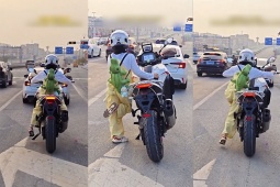 Clip: Cô gái dựng chân chống chờ đèn đỏ vừa đáng yêu vừa buồn cười