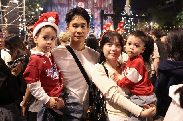 Thời tiết tại Thủ đô Hà Nội tối nay chỉ se lạnh khi nhiệt độ ngoài trời khoảng hơn 20 độ C, thuận lợi cho người dân vui chơi, tận hưởng không khí ngày lễ Noel.