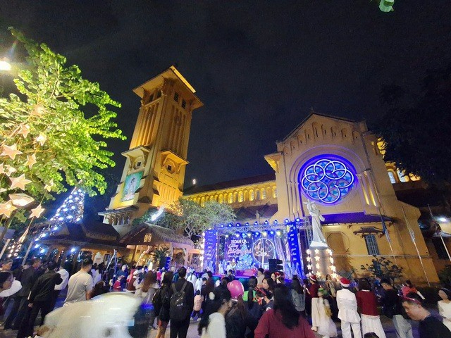 Người dân cả nước đổ ra đường đón Giáng sinh - 3