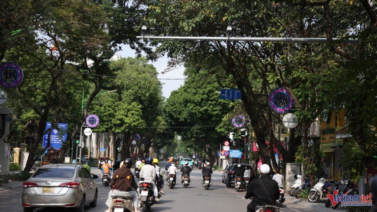 6 tuyến phố được tích hợp hệ thống điều khiển tín hiệu giao thông ứng dụng AI, thiết lập “làn sóng xanh” và tự động cảnh báo các điểm ùn tắc. Ảnh: Đức Hoàng