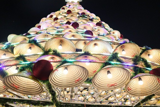 Người dân cả nước đổ ra đường đón Giáng sinh - 26