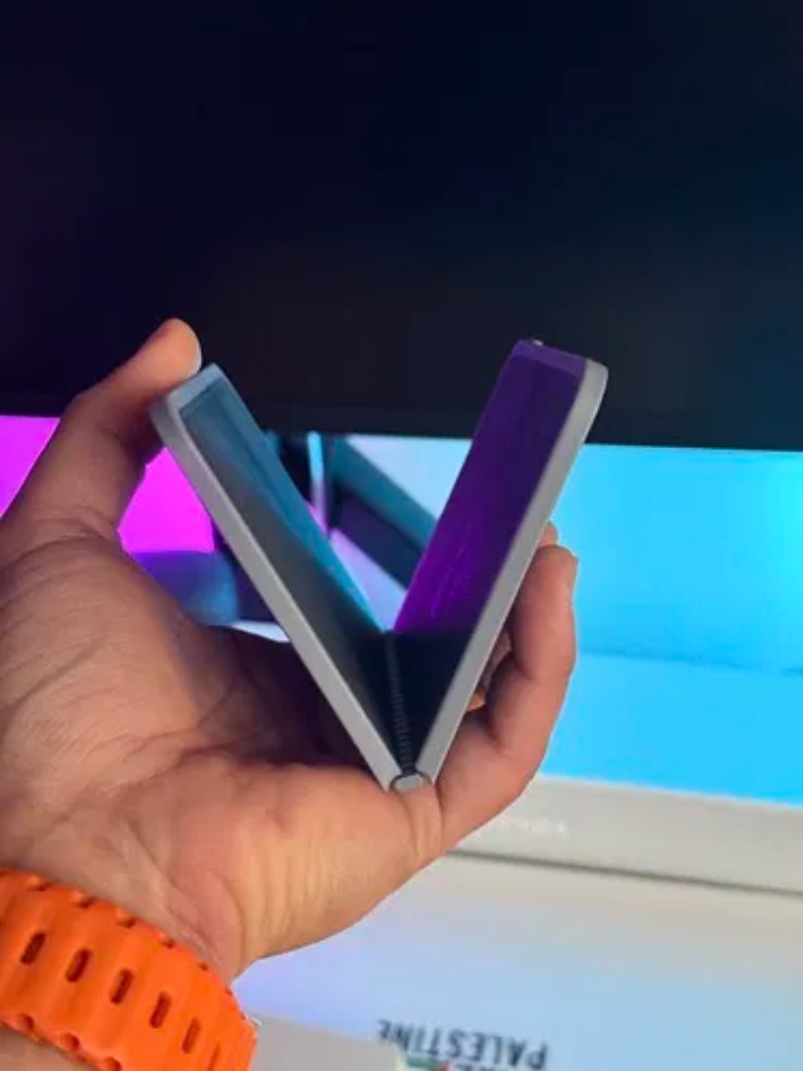 iPhone gập xuất hiện gây bất ngờ, khác biệt mọi đối thủ Android - 3