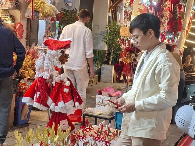 Người dân cả nước đổ ra đường đón Giáng sinh - 7